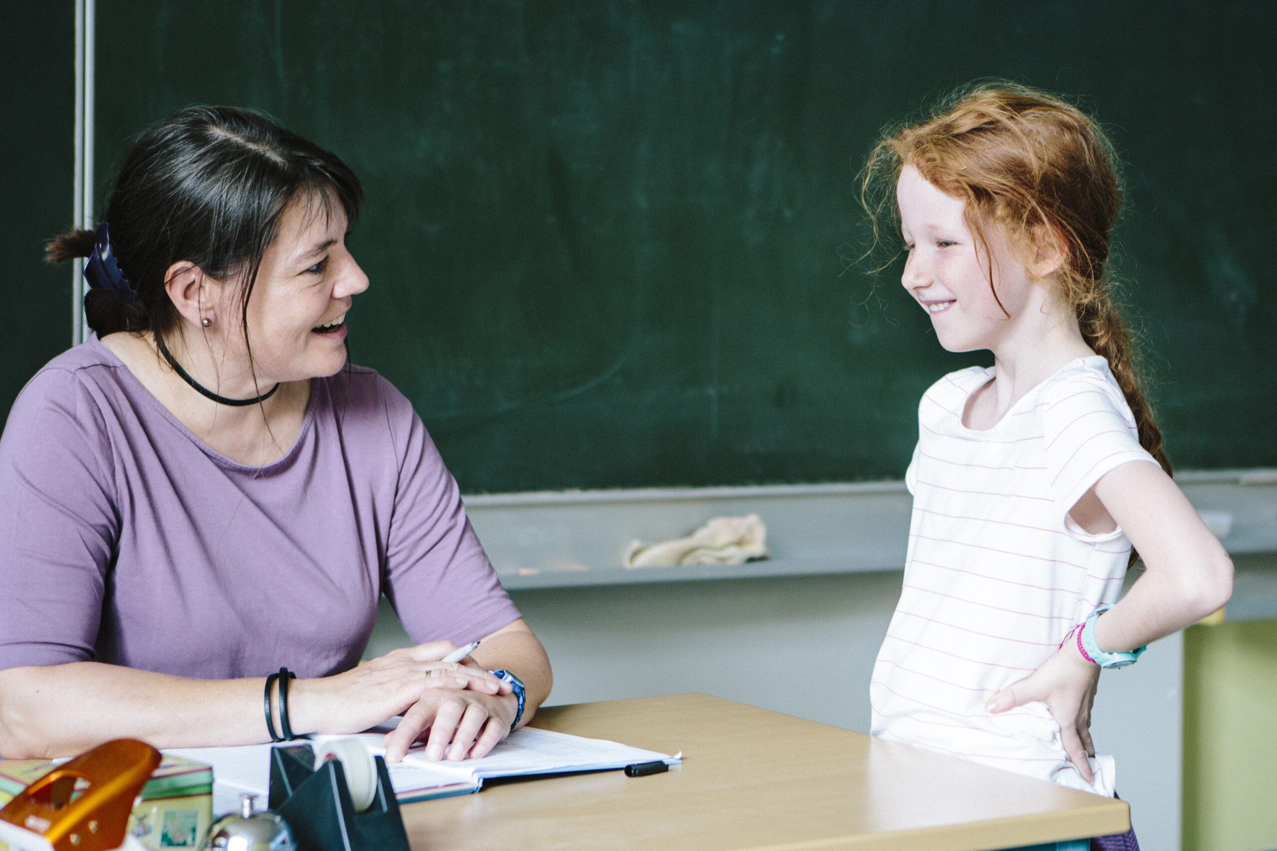 Грязные разговоры студентками. Молодые 2 учительницы разговаривают. Talk with teacher. Showing empathy.