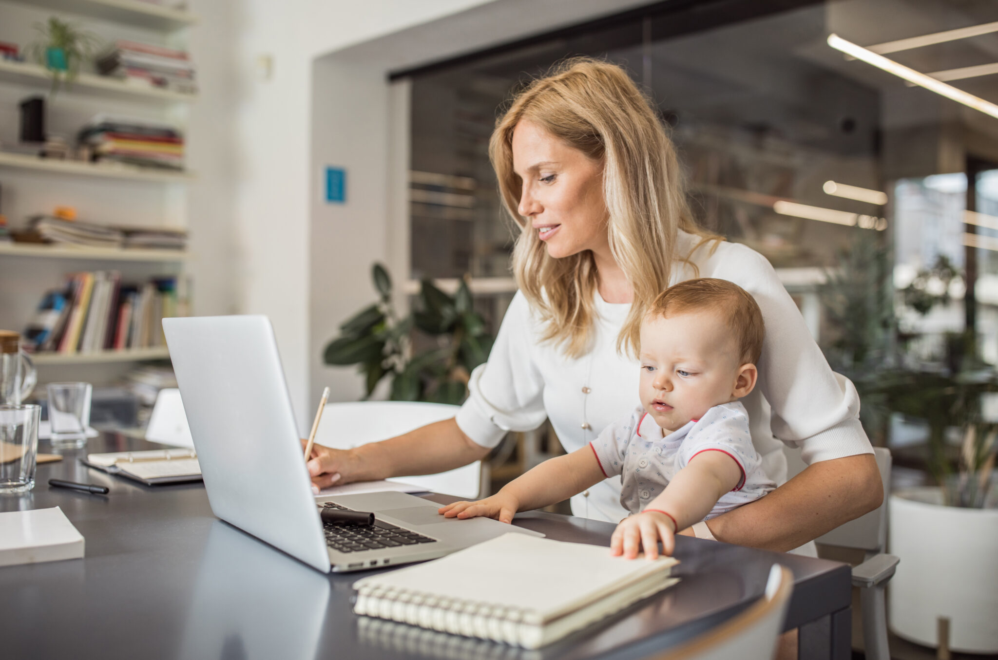 Мама на работе на английском. Бизнес мама. Женщина с ребенком за компьютером. Деловая мама с ребенком. Мама в декрете.